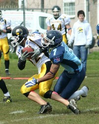 #7 Jeremy Simms gets to grips with Valencias #82 Gonzalo Carbajosa
(c) Coventry Jets